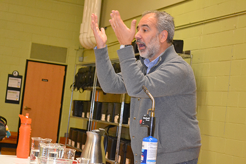 Felipe Menanteau teaches the youngsters at Cena y Ciencias about heat and temperature.