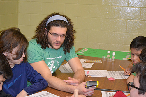 Luis De Jesus works with young children during Cena y Ciencias.