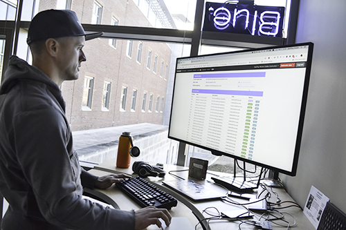 Geoffrey Challen working at his computer in his Siebold office.</div>
