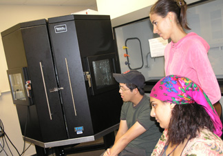 IGERT students and Atomic Force Microscope.