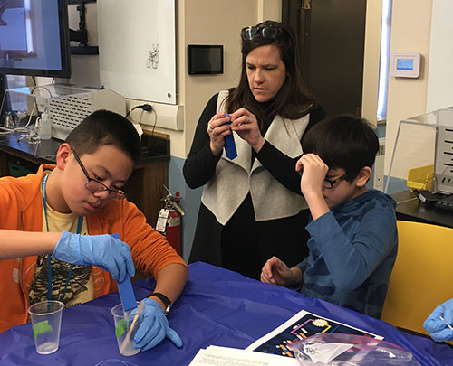 Holly Golecki, (center) watches as Uni High students do a soft robotics hands-on activity. (Image courtesy of Holly Golecki.)