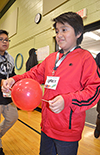 A Cena y Ciencias participant shows the balloon that he completely put a stick through.