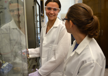 Undergraduate student working in Illinois lab.