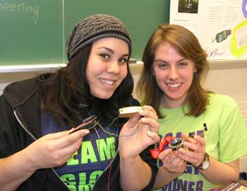 Two Engineering undergraduate students at Illinois.