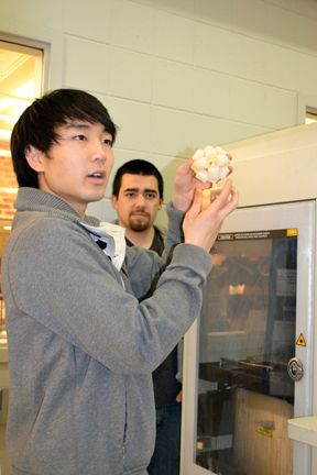 MechSE grad students conduct tour of Ford Lab.