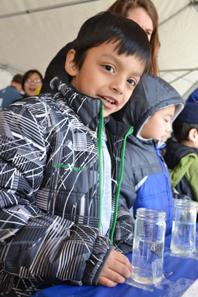 Youngster at Naturally Illinois Expo learns about hidden minerals in Illinois water.