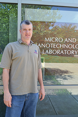 Local high school physics teacher, Dan Reed, experiences research on nanotechnology as part of Nano@Illinois RET.