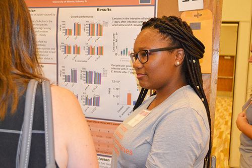 Naomi Waldon discusses her research with a visitor to the  2018 ISRS.