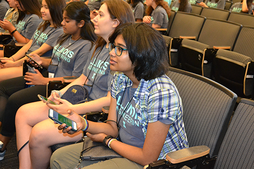 Engineering freshman play a game of Kahoot during the first morning of Orientation.