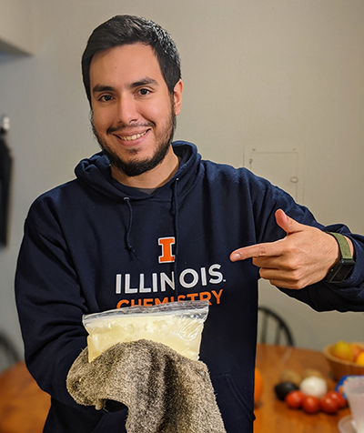 Post doc researcher Gonzalo Campillo-Alvarado with a hands-on activity from <em>Cristales Escondidos en tu Cocina</em> (Hidden Crystals in your Kitchen). 