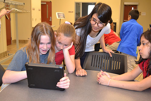 Mayisha Zeb Nakib helps IPA students program their Dash robot.