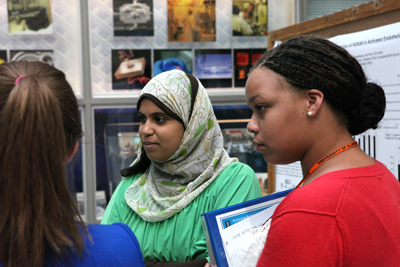 Two atendees discuss research during the poster presentation.