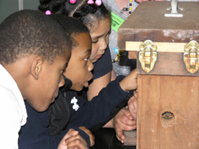 BTW students examine bee hive during Entomology presentation.