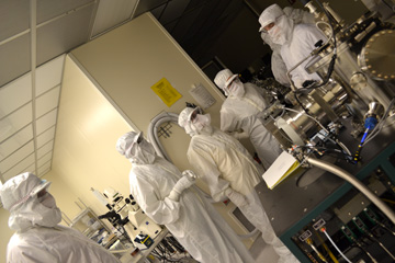 Matt discusses some of the Clean Room equipmentduring an EnList workshop