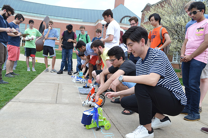 The finalists prepare their robots for the championship race.