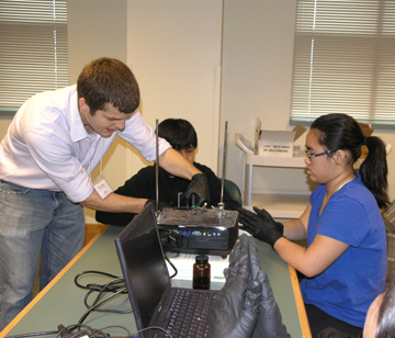 Matt works with Edison Middle School student during iRise event.